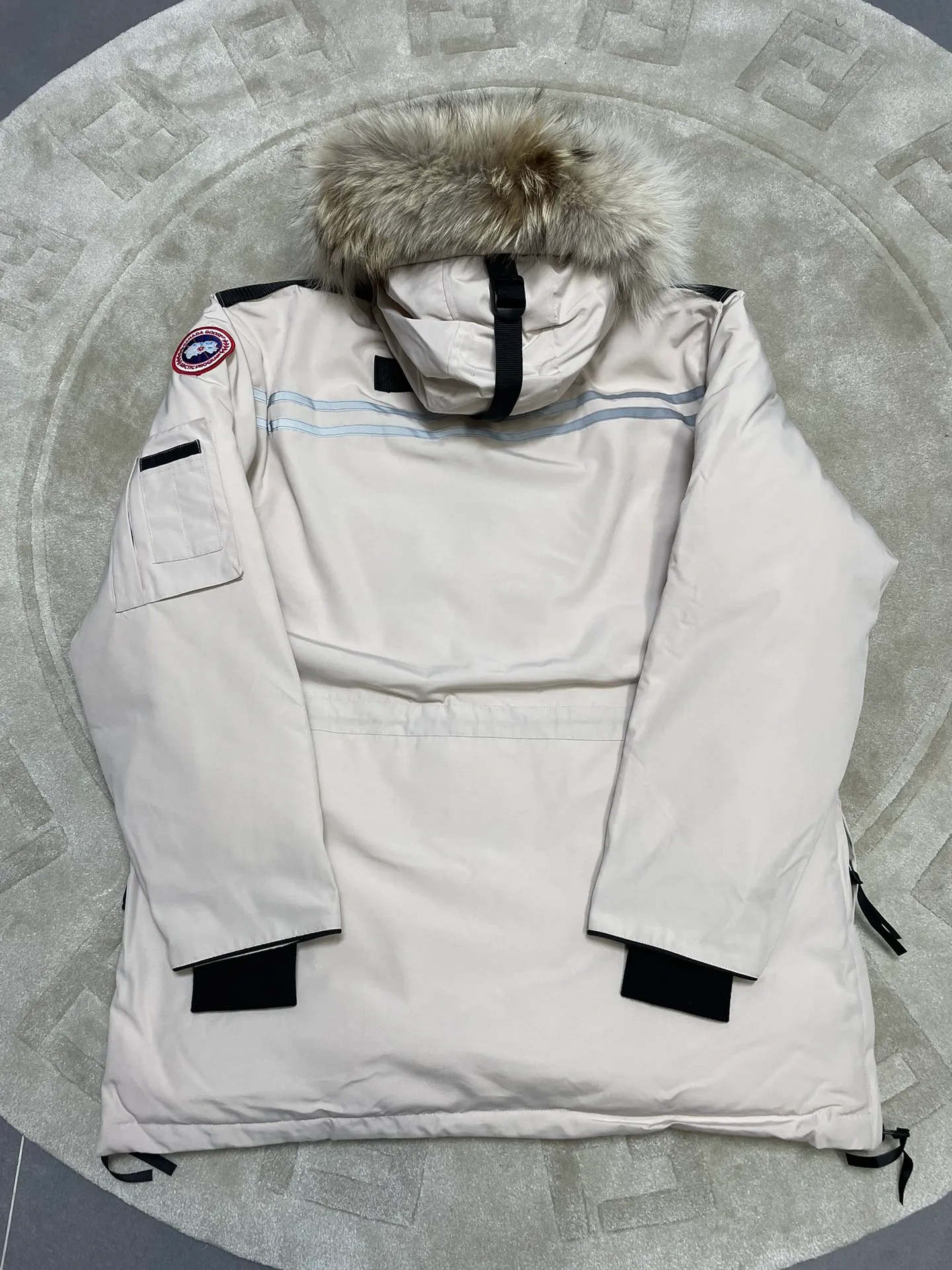 P1060 CANADA GOOES 🇨🇦ⒿⓅⓈ manufactures 10 models of snow curse men and women couples. Factory direct supply: supplying global purchasing agents, micro-business, entities, Tmall, high-end stalls and studio cooperation, free shipping! There are 10 types of Canada Goose Snow Mantra parkas for men and women, the Rolls-Royce of down jackets. ➖ Industry-leading anti-counterfeiting chip sensing. ➖ Imported Behringer embroidery machines and customized embroidery labels, the highest level and industry leading. ➖ Imported Korean 21-count polyester-cotton blended original fabric, TC85 waterproof coated fabric, water-repellent, windproof and wear-resistant. ➖ The new national standard 90 white duck down has an average down filling of 300 grams. The amount of down filling is industry-leading. ➖ 100% nylon lining with double double-layer sealing design to prevent velvet running, and seamless thread design on the cuffs! ➖ Yoshida YKK provides original factory-customized electroplated sliders. YKK two-way lockable zippers are tight and smooth and do not peel off paint. ➖ 3M composite Velcro is durable and the accessories and hardware are all custom-made. Note: Our copywriting is only simple and clear. Instead of bragging about the copywriting, it is better to compare and understand with samples. Only for the purest goose, the most dedicated, the most professional, the highest quality, the highest cost performance! SIZE:XS-XXL [with size chart]